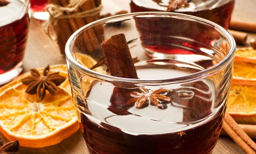 XΡΙΣΤΟΥΓΕΝΝΙΑΤΙΚΟ ΖΕΣΤΟ ΚΡΑΣΙ ΜΕ ΜΠΑΧΑΡΙΚΑ